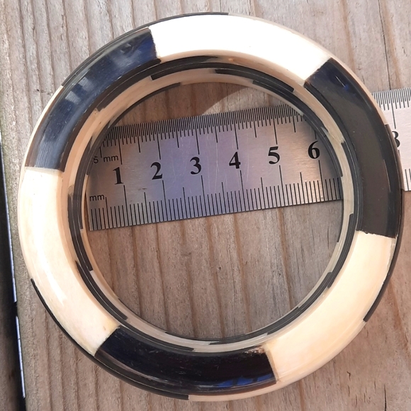 CHUNKY BLACK AND WHITE BANGEL - Picture 7 of 7